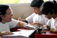 Junto com a turma: Taila é alfabetizada em braile no contraturno, mas aprende os conteúdos em sala, com os colegas. Foto: Karine Basílio