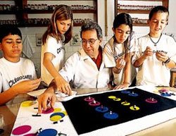 Gilton e um grupo da 7ª série: as características hereditárias e os cruzamentos são simulados com pedaços de isopor, cartolina, fios de telefone e alfinetes coloridos