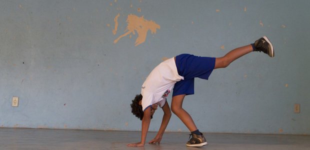 Aluno do professor Lindinalvo Natividade treinando capoeira, na EM Aureliano Portuga. Foto: Fernando Frazão
