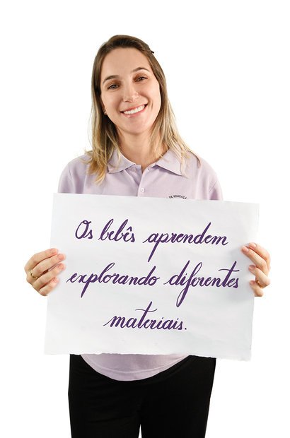 Mariana reconheceu o valor do uso intencional de objetos diversos na creche. Marcelo Almeida. Ilustração Elisa Carareto
