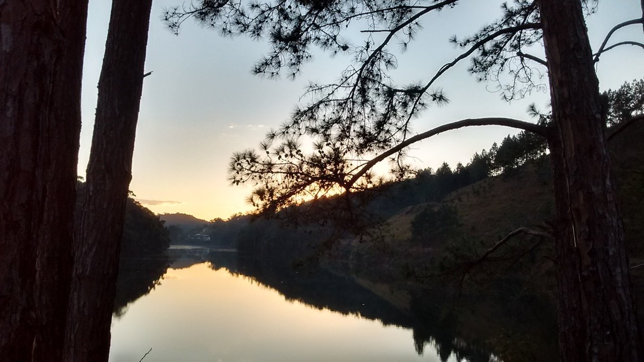 Vista de lago em Juquitiba, região metropolitana de São Paulo