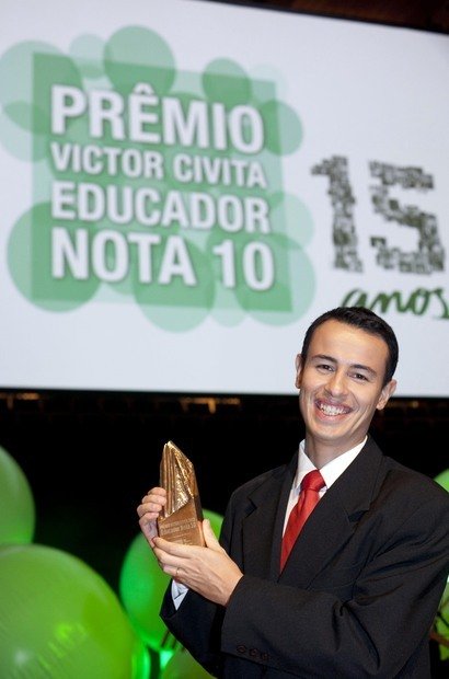 Educador do Ano O professor de Ciências da Educação de Jovens e Adultos do Colégio Santa Cruz, em São Paulo, Felipe Bandoni de Oliveira. Ele foi eleito Educador do Ano de 2012 com o projeto 'Lua de São Jorge'