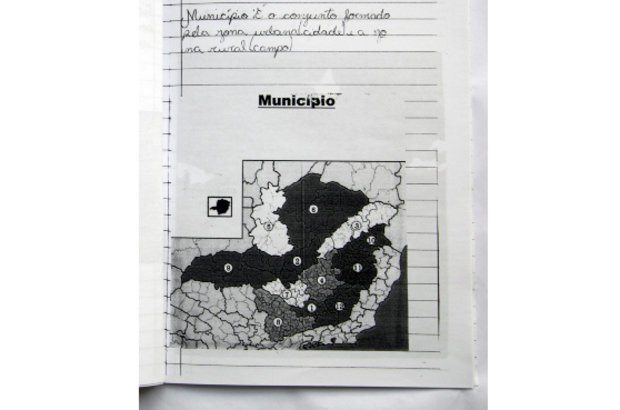 Geografia local As várias dimensões do espaço de vivência da turma foram trabalhadas. O conceito de município, descrito por Anna Luiza, foi estudado com base na observação de mapas e de programas, como Google Maps. Roberto Chacur