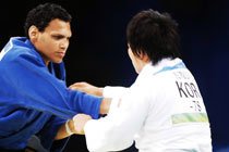 A brasileira Edinanci Silva lutando contra a judoca coreana, nos Jogos de Beijing 2008. Foto: Alexandre Battibugli