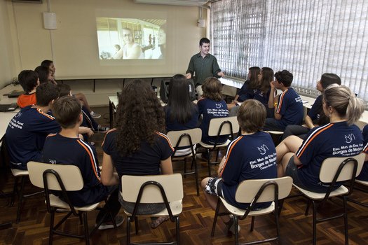 Avaliação Antes de veicular as produções na internet, todos assistem os vídeos juntos e analisam o que está bom e o que pode ser melhorado. Em muitos casos, uma nova edição é realizada para fazer os ajustes. Foto: Tamires Koop