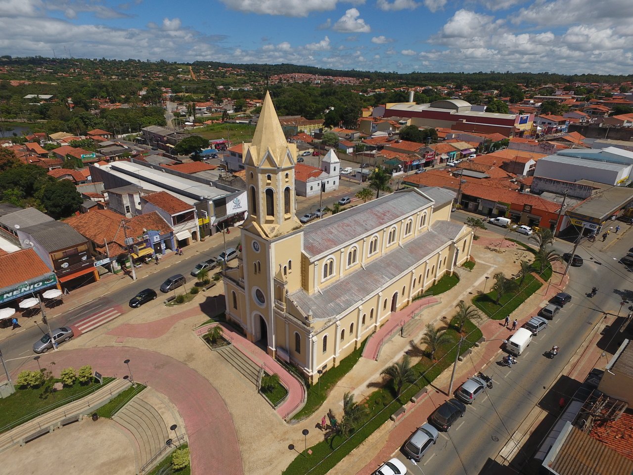 Vista aérea da praça central e igreja matriz de Araçoiaba da Serra