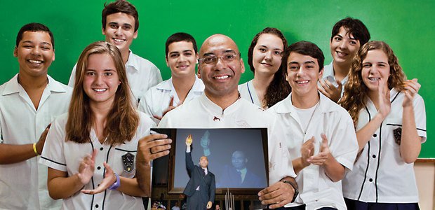 Moraes com seus alunos e na cerimônia em que recebeu o Prêmio Victor Civita. Fernando Frazão e Marcos Rosa