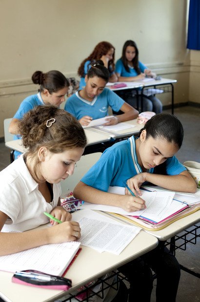 Pesquisa em fontes escritas Uma discussão sobre a existência e a aplicabilidade e das leis ocorreu em seguida. A garotada foi convidada a estudar a economia colonial com base em fontes históricas. Em duplas, todos leram e discutiram trechos de obras de historiadores sobre o período. Foto: Marina Piedade