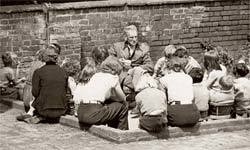 Neill na escola, nos anos 60: relação aberta entre professores e alunos. Foto: Divulgação