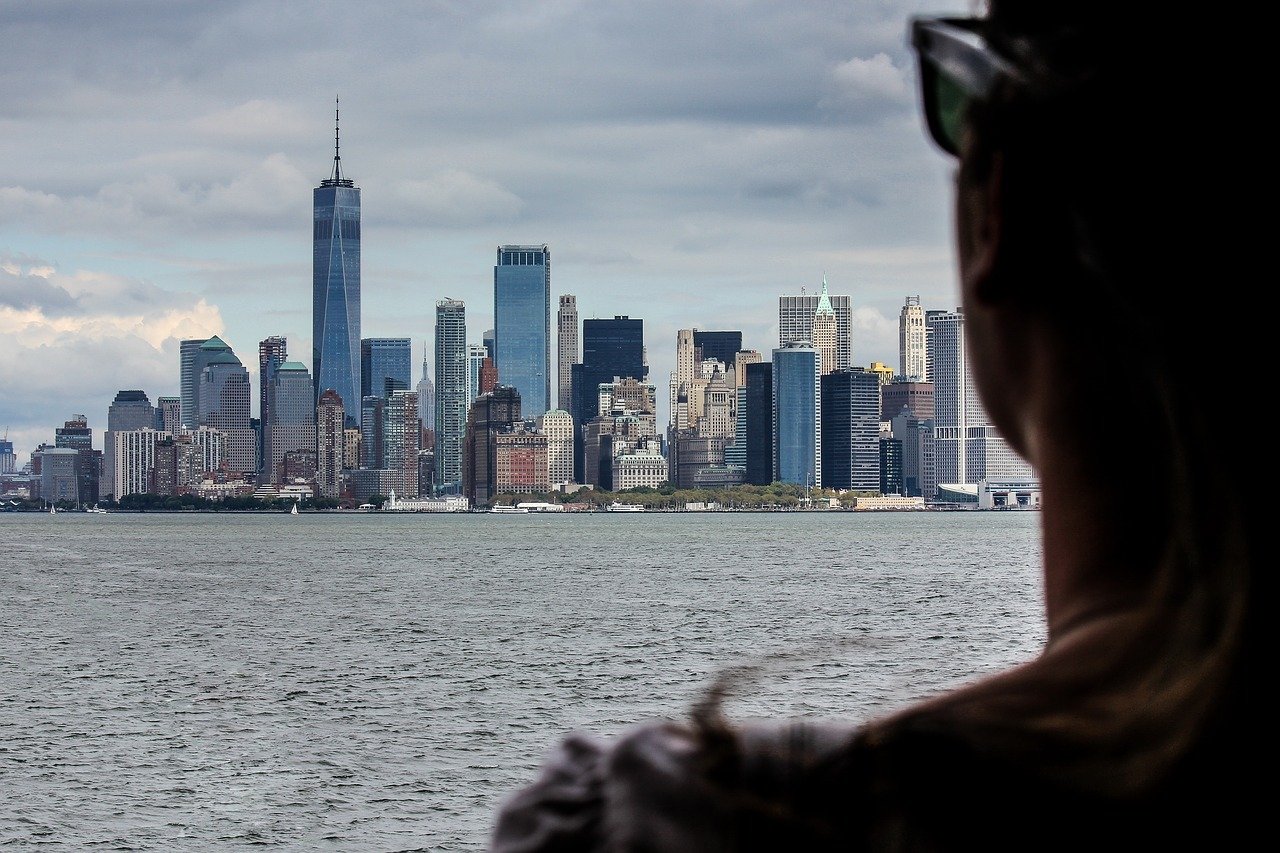 Cidade de Nova York cheia de prédios vista a partir da baía