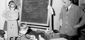 Dos escombros da guerra nasce uma escola: a história do projeto liderado por Loris Malaguzzi