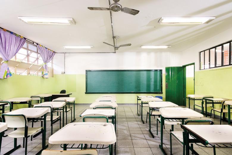 Imagens mostram o antes e o depois da preparação de uma sala de aula para receber novos alunos