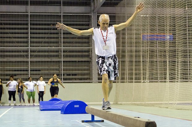 Equilíbrio na trave Serafim Thomé Braga, 65 anos, caminhou sobre uma trave para praticar o equilíbrio. A atividade fazia parte de um circuito psicomotor, que continha outros desafios corporais propostos aos alunos. Fernando Frazão