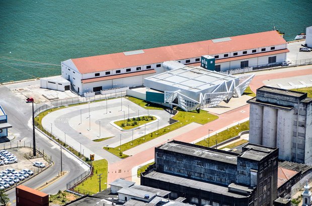 Investimento no turismo Localizado no centro da capital pernambucana, o novo Terminal Marítimo de Passageiros do porto de Recife vai revitalizar a região portuária e receber navios de turistas. Tem lojas, balcões de check in, esteiras para retirada de bagagem, salas de embarque e desembarque. Foto: Rafael Bandeira
