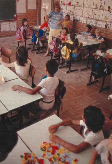 Crianças em sala de aula com a professora Maria Júlia