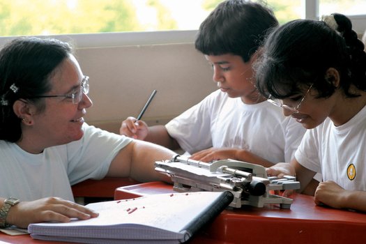 Valorize recursos sonoros Se tiver um aluno cego na turma, planeje aulas com mais recursos sonoros e lembre-se de chamar o estudante sempre pelo nome. Além disso, procure fornecer materiais impressos em braille, para que ele tenha acesso a todos os conteúdos.