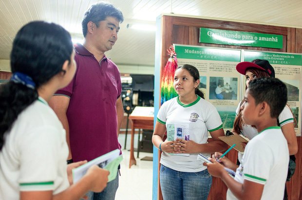 O flho de imigrantes japoneses Mauro Jun Matsuzaki foi entrevistado pela turma. Rafael Araújo