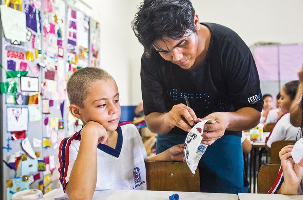 O professor fez os furos nos adereços criados pelos alunos com jornal e molde de bexiga. Jarbas Oliveira