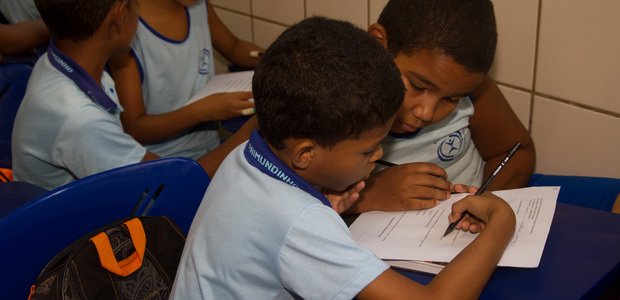 Resolução de situações problemas Depois que todos já sabiam jogar dados, boliche e argolas, a professora propôs diferentes situações-problemas envolvendo o contexto dos jogos para serem resolvidos individualmente, em grupos e duplas. Os alunos com conhecimentos próximos trabalharam juntos. Foto: Janduari Simões