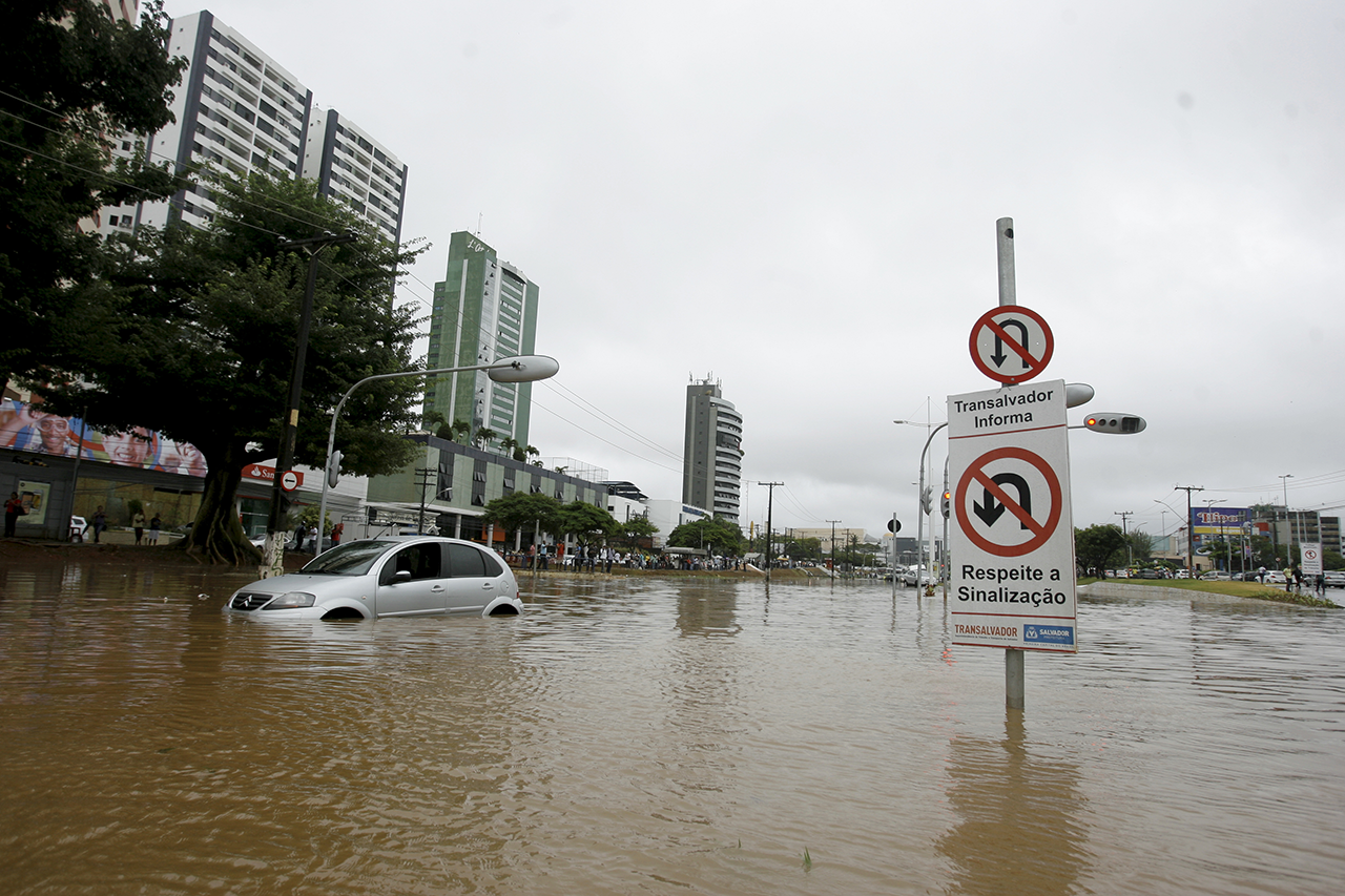 Rua inundada com água da chuva