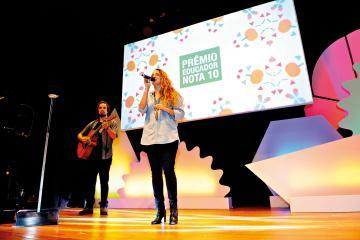 Cantora Tiê se apresenta no Prêmio Educador Nota 10 2015