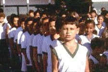 Hora cívica na Ministro Marcos Freire: crianças cantam o hino toda semana. Foto: Maurício Barbante