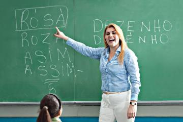 Professora problematiza questões ortográficas do ditado