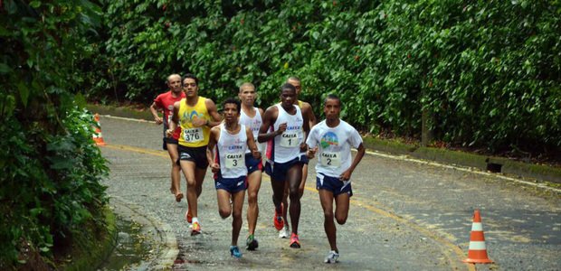 No Rio de Janeiro, corredores participando da Corrida ao redor do Cristo Redentor. Foto: Divulgação