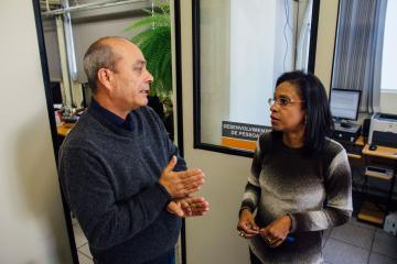 O diretor Getúlio Renato da Silva Fagundes, na EMEF Décio Martins Costa, conversa com a secretaria para investigar os motivos das faltas
