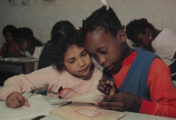 Duas alunas estudando juntas