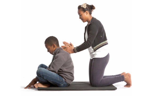 Massagem Embora não seja uma categoria de ginástica, a prática foi proposta porque oferecia a oportunidade de aprofundar a discussão sobre a convivência e o respeito ao corpo, que costumava ser motivo de brigas e gozações. Fotos Manuela Novais e Raoni Maddalena