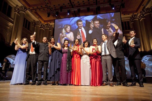 A festa dos Educadores Nota 10 Os 10 professores e a gestora premiados comemoram no palco da Sala São Paulo