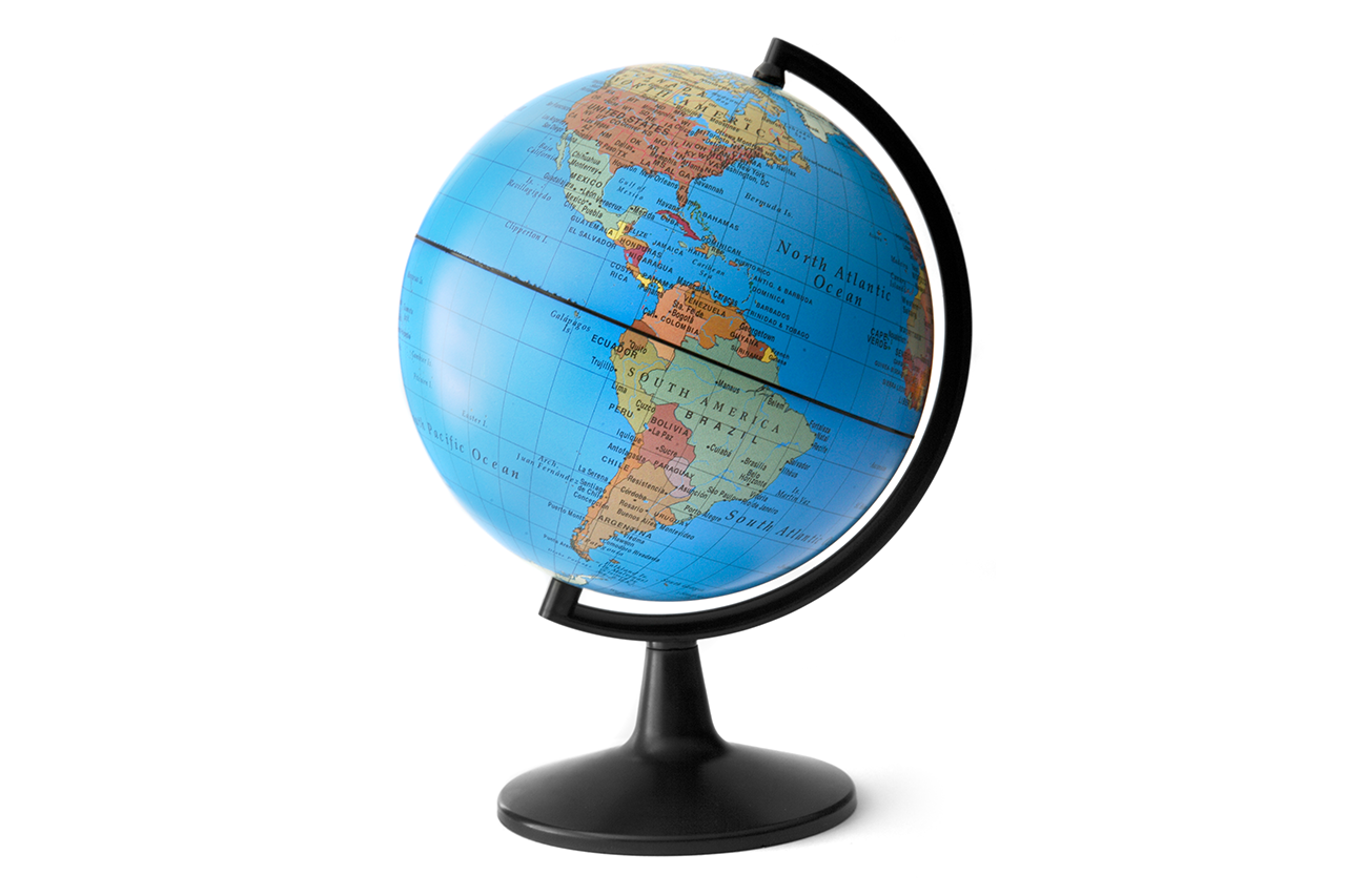 Globo terrestre escolar em fundo branco.