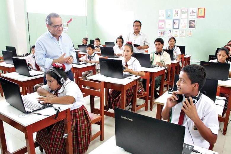 Sala de aula com alunos e professor no Peru