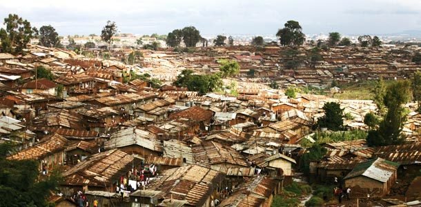 MORADIAS PRECÁRIAS Em Nairóbi, no Quênia, 1 milhão de pessoas vivem em Kibera, a maior favela da África. Foto: Uriel Sinai/Getty Images