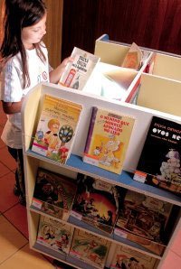 Acervo sobre rodas: no Colégio Santo Antônio, os livros vão até a sala de aula. Foto: Pedro Motta