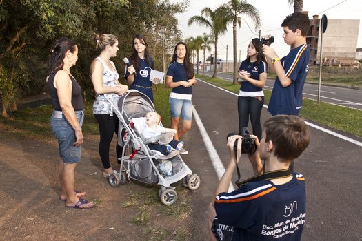 Gravação Espaços públicos da cidade de Campo Bom, como o parque do Complexo Cultural CEI, são frequentemente foco das notícias apresentadas pela turma da TV online. Foto: Tamires Koop