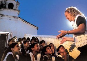 A professora Penha dá aula na escadaria do convento: a garotada descobre que foi nesse lugar, no ponto mais alto da região, que Vila Velha nasceu, no ano de 1559. Foto: André Valentin