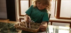 Atividade: colheres viram brinquedo pela imaginação das crianças