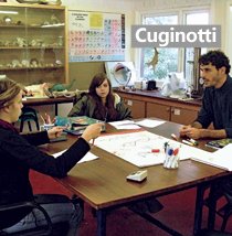 Descontrair e concentrar A animada seção de piano no refeitório divide as atenções com a aula de Ciências de Cuginotti para duas alunas que se preparam para os exames do Ensino Médio. Foto: Rodrigo Ratier