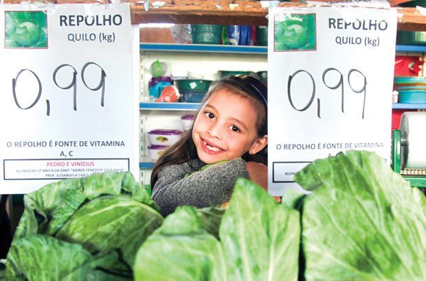 Para fazer as placas, todos escreveram e revisaram muitas vezes até obter a versão final. Manuela Novais