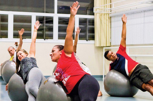 Em uma aula de pilates com bola, os estudantes puderam trabalhar a postura. Fernando Frazão