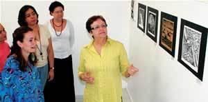 Rotina do setor educativo de um museu: Lídice de Moura (de verde) explica a Ive (de branco) e colegas os segredos da mediação. Foto: Daniel Aratangy