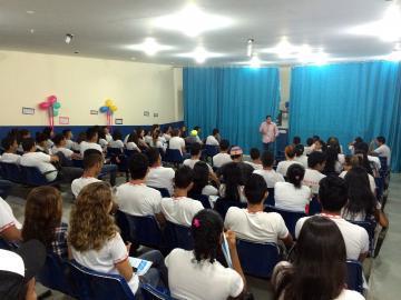 Parceiros como a Faculdade Estácio da Amazônia dão palestras na EE Ana Libória