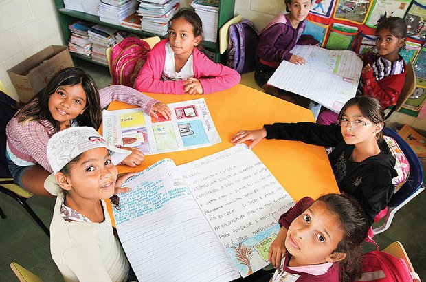 Por meio do jornal, os alunos de Ubatuba mantêm os colegas bem informados. Manuela Novais