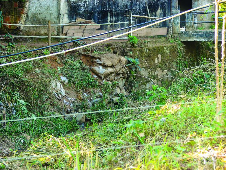 Chuvas destruíram as margens de um rio