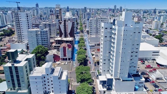 Cidade vista do alto. Só é possível ver prédios até o final da linha do horizonte