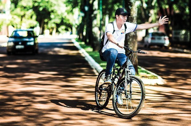 No asfalto, os alunos aprenderam a se comportar no trânsito sobre duas rodas. Eron Zeni