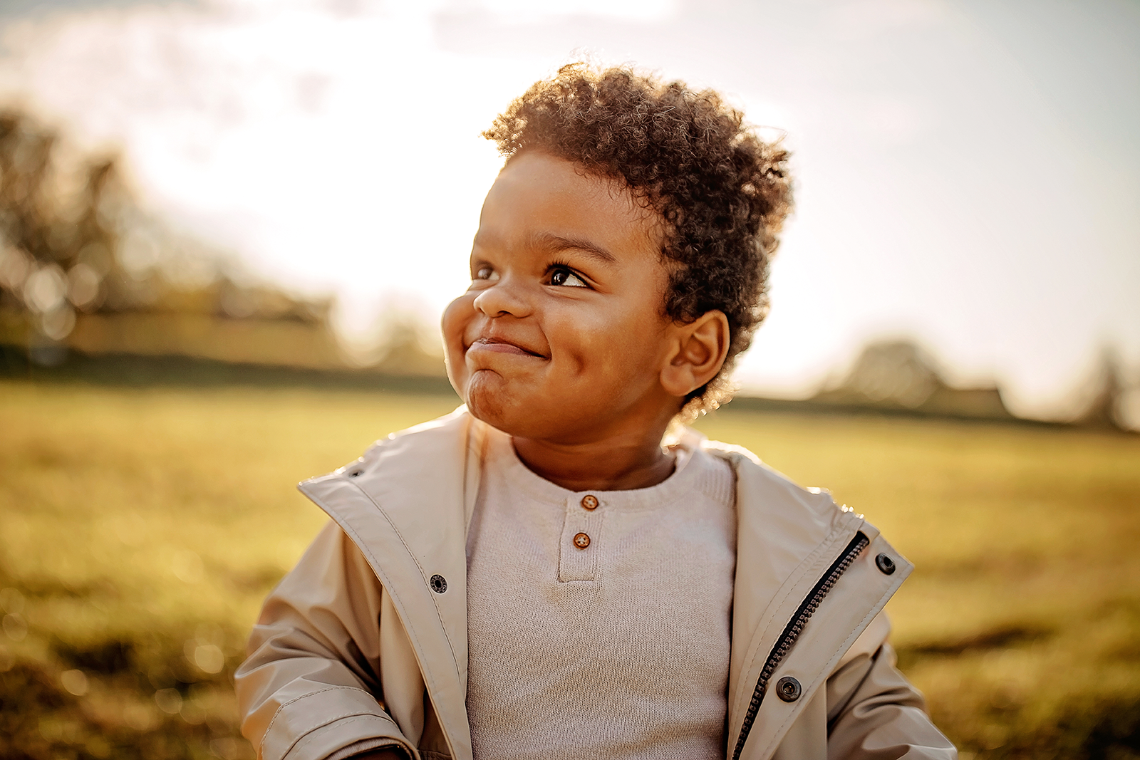 Criança pequena olhando para o céu