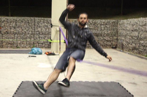 <i>But bounce</i> Comece em pé e, num pulo, sente na fita com os braços abertos. Ao cair, estique as pernas na diagonal e, quando for jogado para cima, volte à posição inicial